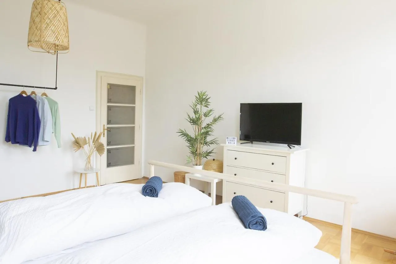 Sunny Apartment Near Belvedere Castle location