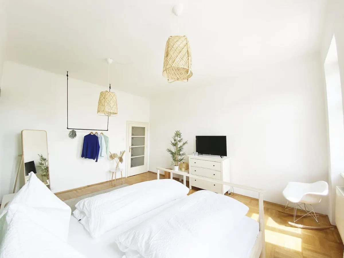 Sunny Apartment Near Belvedere Castle Vienna